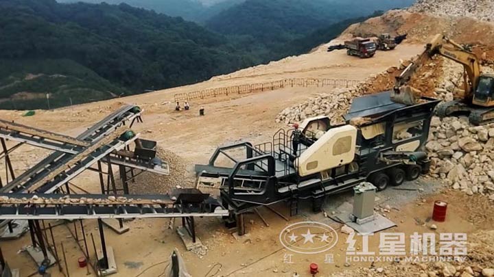 石灰石移動(dòng)破碎生產(chǎn)線現(xiàn)場，配移動(dòng)顎破機(jī)
